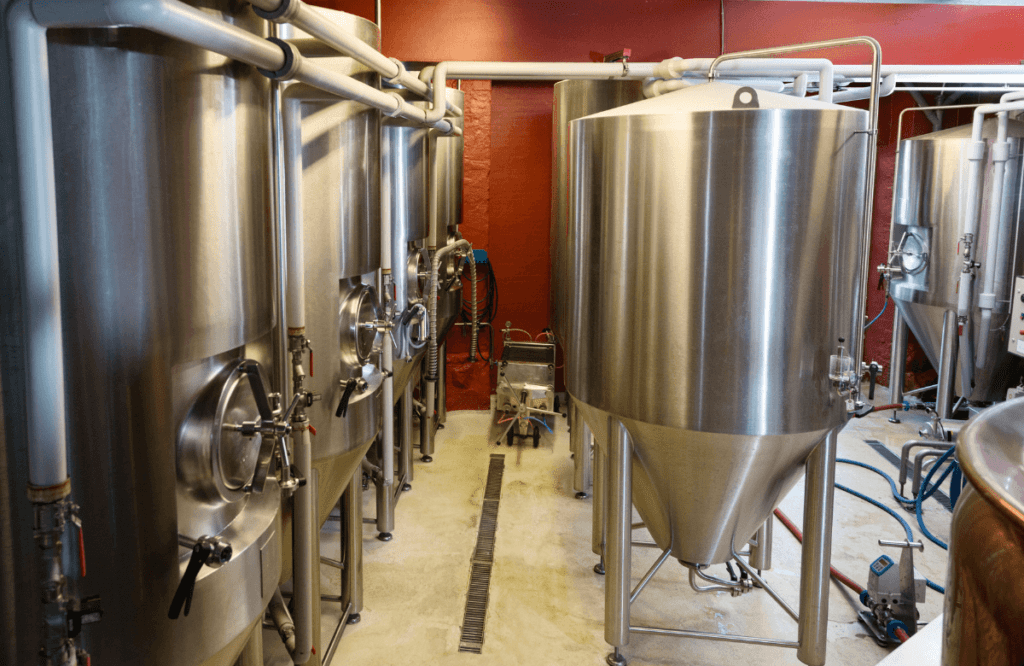 Des cuves de brassage utilisées dans certaines microbrasseries de Montréal