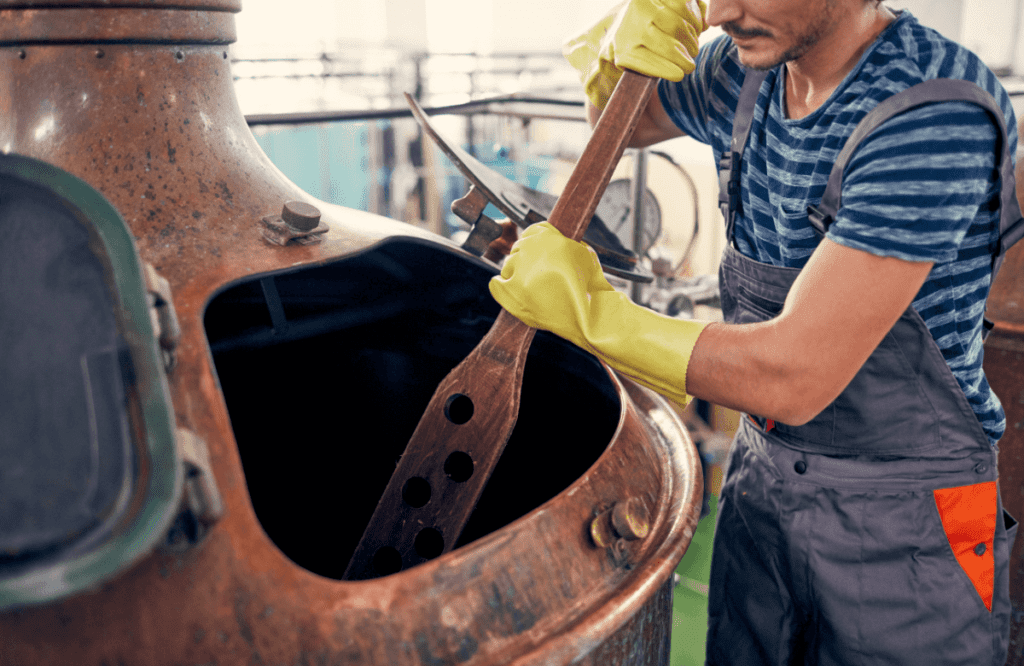 Un brasseur en train de brasser sa bière dans une microbrasserie de Montréal