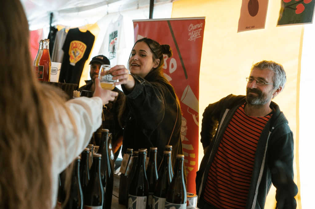 Des brasseurs et exposants lors du festival de bière Commission B