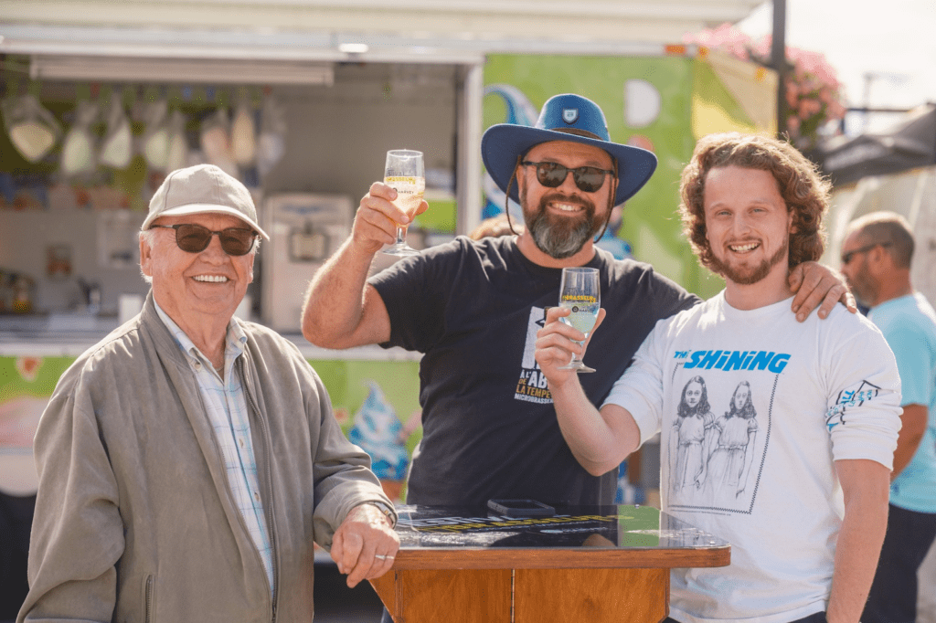 Un groupe d'amis lors du festival des brasseurs de Dolbeau-Mistassini