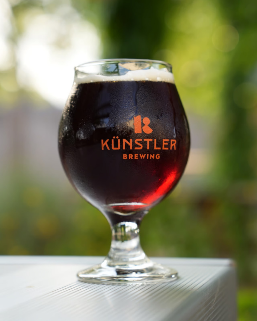 Künstler Brewing tulip glass